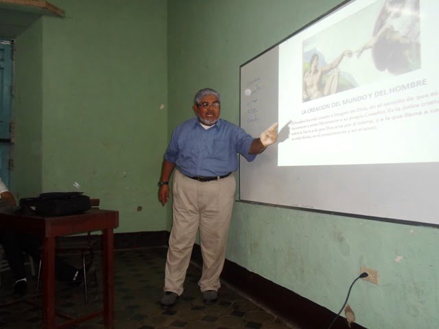 El doctor Denis Gonzalez realizo varias reflexionesimportantes para la formacion de los estudiantes